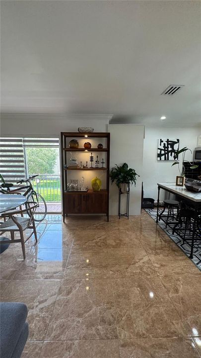 For Sale: $249,999 (1 beds, 1 baths, 715 Square Feet)