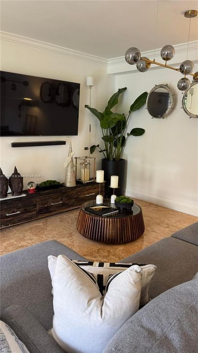 For Sale: $249,999 (1 beds, 1 baths, 715 Square Feet)