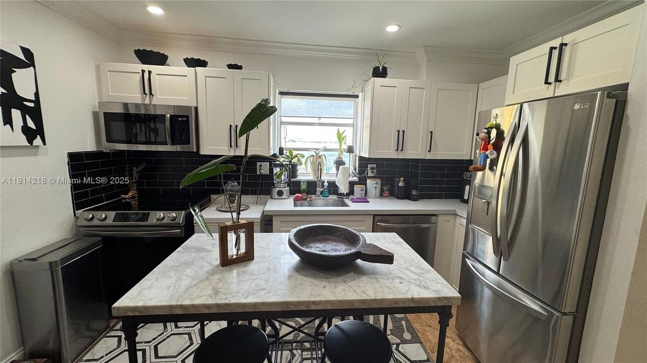 For Sale: $249,999 (1 beds, 1 baths, 715 Square Feet)