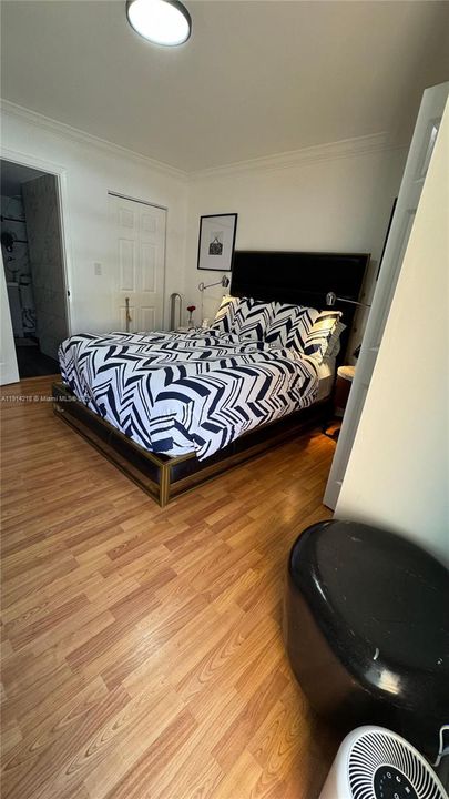 For Sale: $249,999 (1 beds, 1 baths, 715 Square Feet)