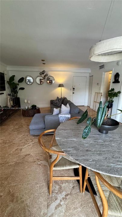 For Sale: $249,999 (1 beds, 1 baths, 715 Square Feet)