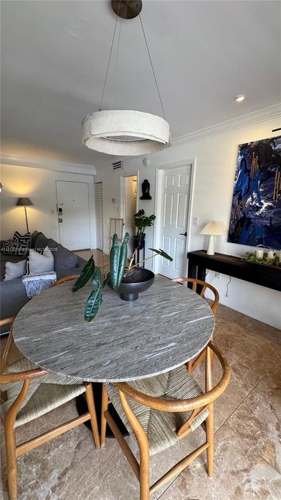 For Sale: $249,999 (1 beds, 1 baths, 715 Square Feet)