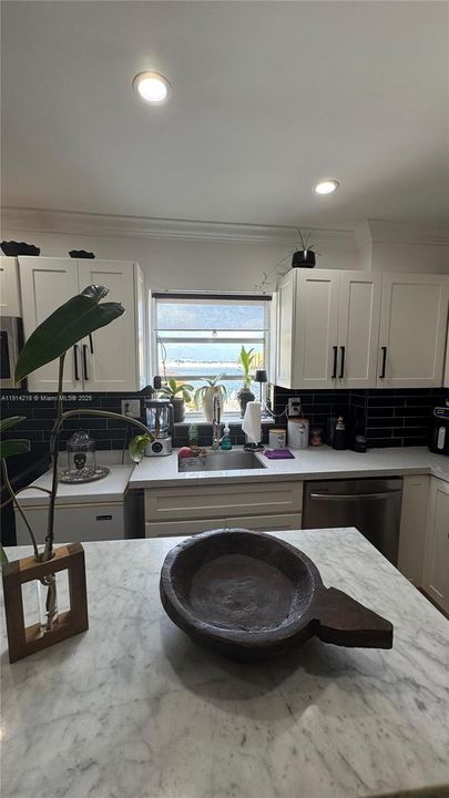 For Sale: $249,999 (1 beds, 1 baths, 715 Square Feet)