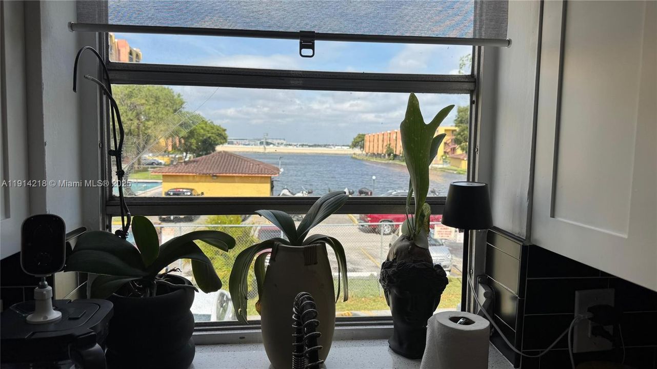 For Sale: $249,999 (1 beds, 1 baths, 715 Square Feet)