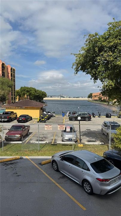 For Sale: $249,999 (1 beds, 1 baths, 715 Square Feet)