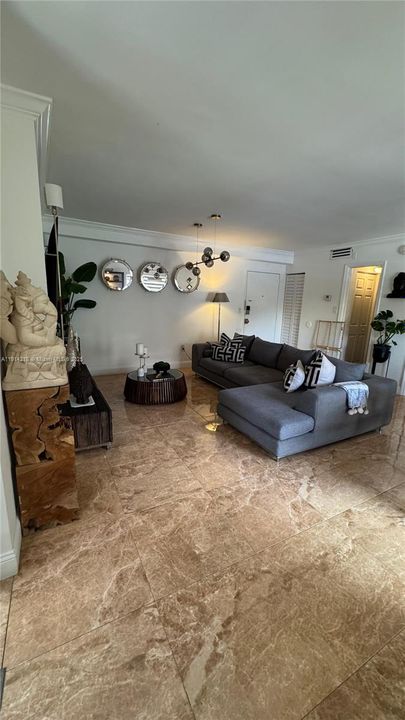 For Sale: $249,999 (1 beds, 1 baths, 715 Square Feet)