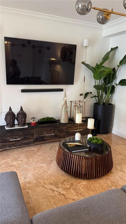 For Sale: $249,999 (1 beds, 1 baths, 715 Square Feet)