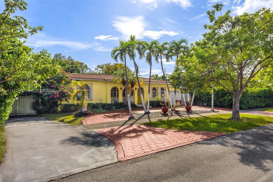 待售: $1,250,000 (0.24 acres)