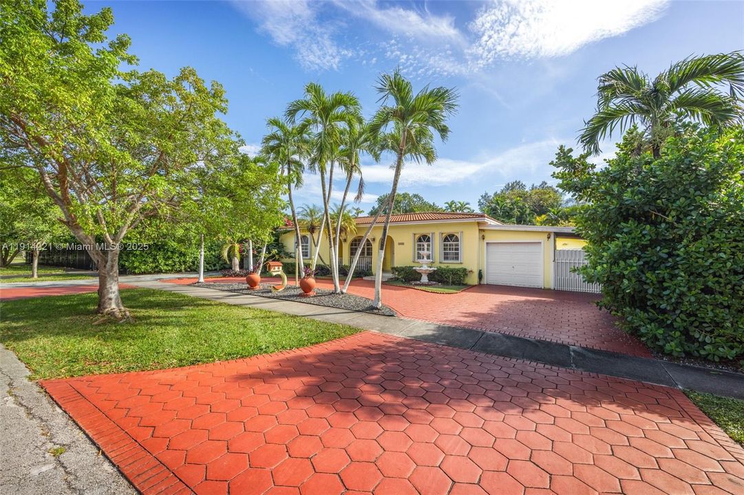 待售: $1,250,000 (0.24 acres)