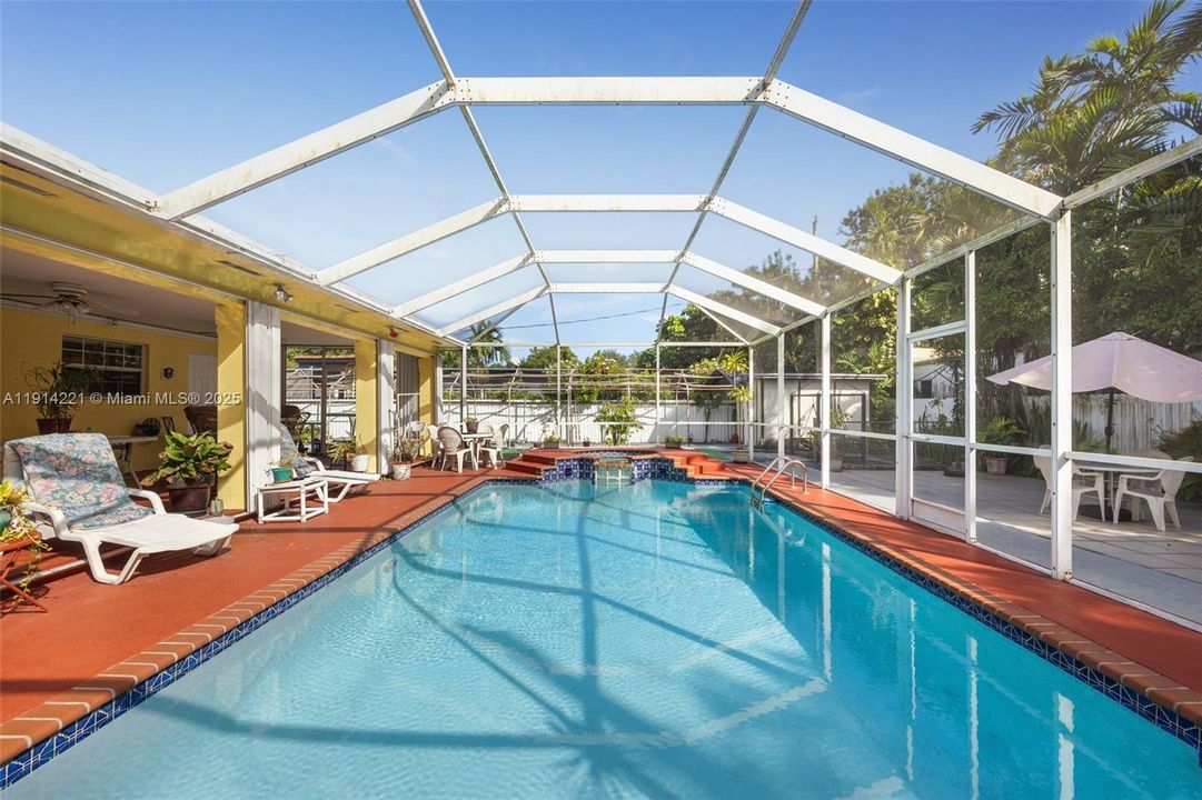 待售: $1,250,000 (0.24 acres)