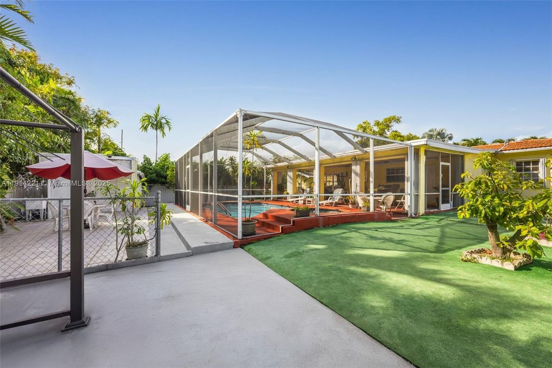 待售: $1,250,000 (0.24 acres)