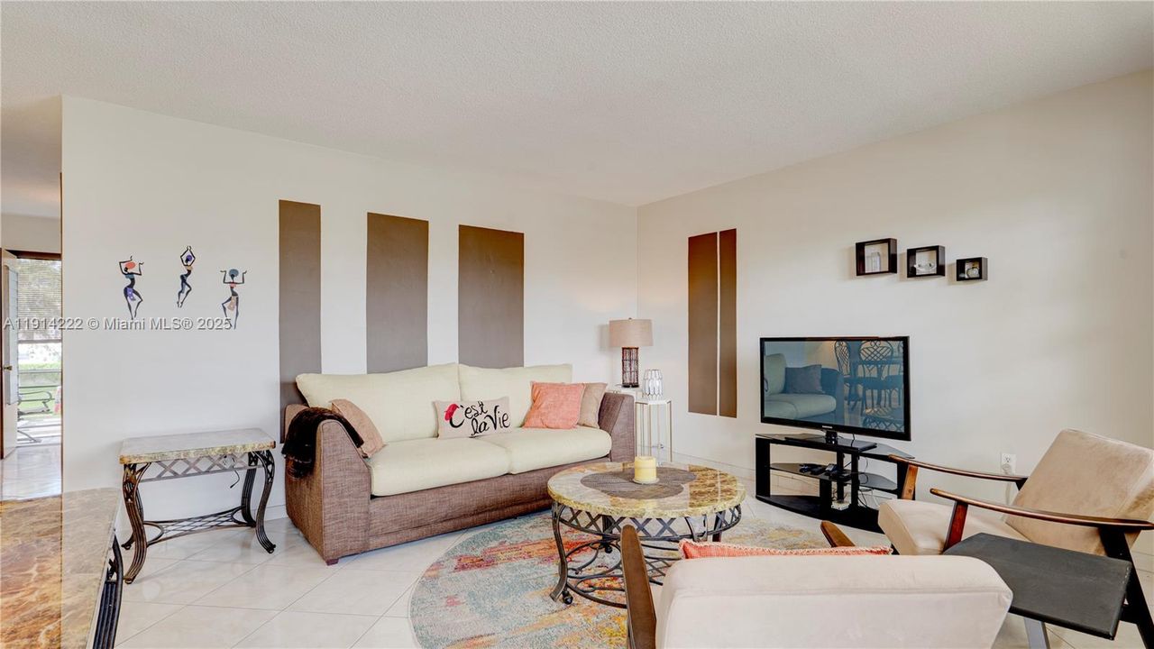 For Sale: $93,500 (1 beds, 1 baths, 688 Square Feet)