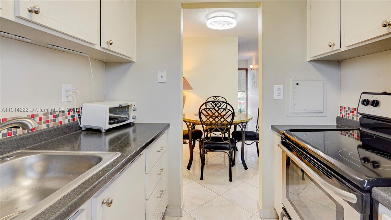 For Sale: $93,500 (1 beds, 1 baths, 688 Square Feet)