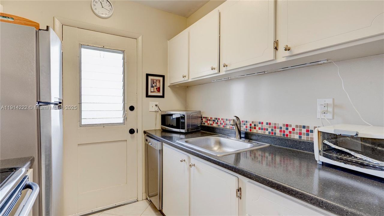 For Sale: $93,500 (1 beds, 1 baths, 688 Square Feet)