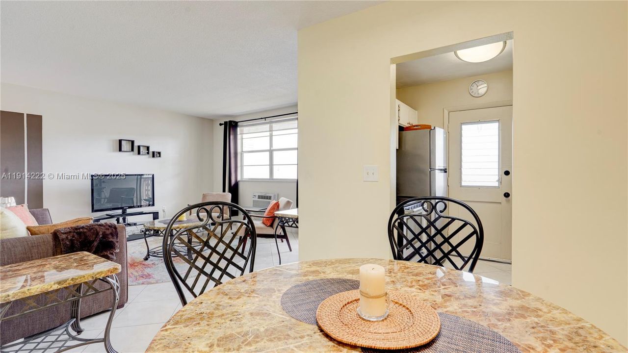 For Sale: $93,500 (1 beds, 1 baths, 688 Square Feet)