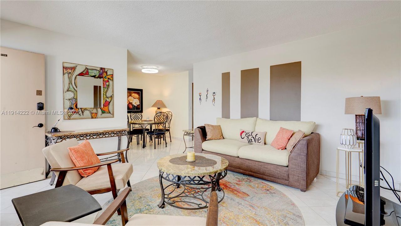 For Sale: $93,500 (1 beds, 1 baths, 688 Square Feet)