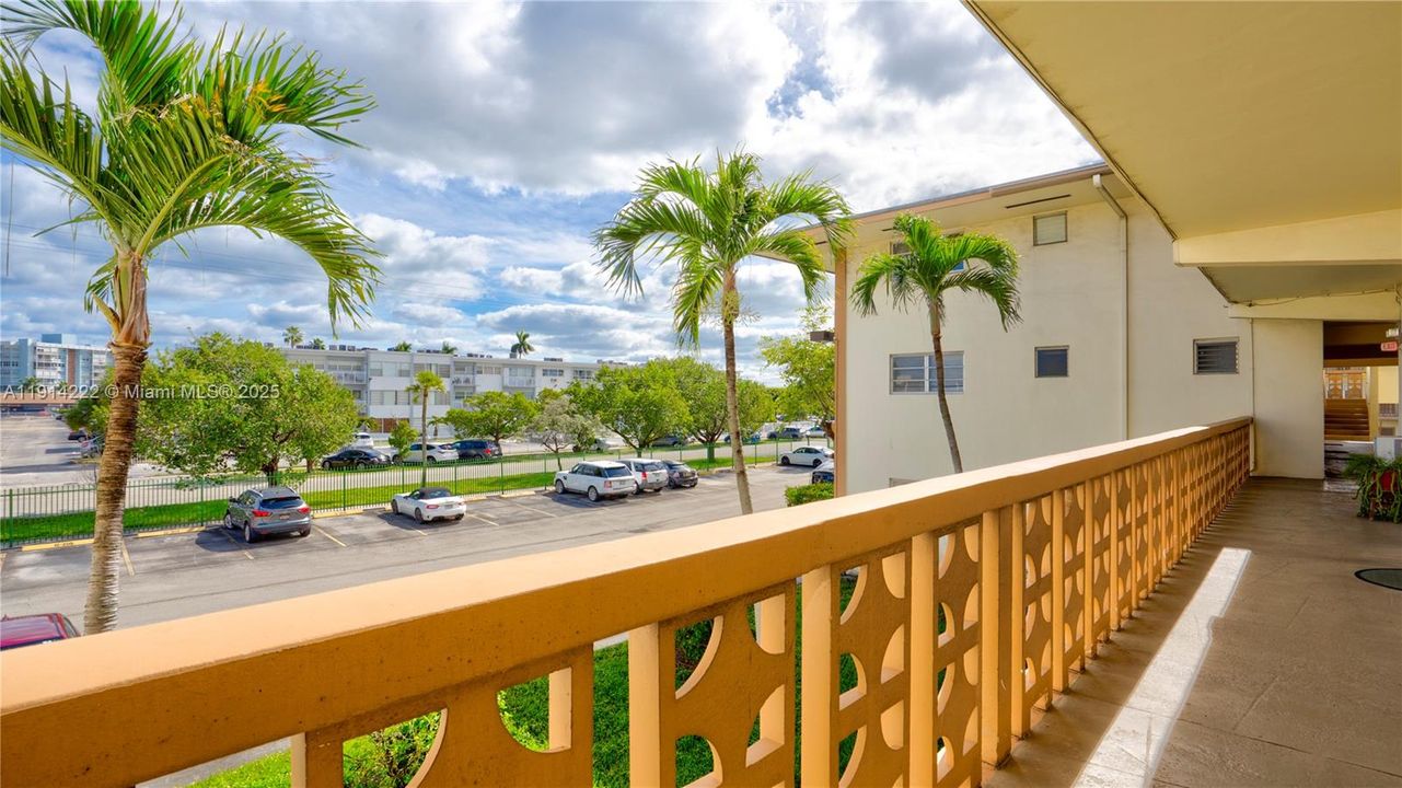 For Sale: $93,500 (1 beds, 1 baths, 688 Square Feet)