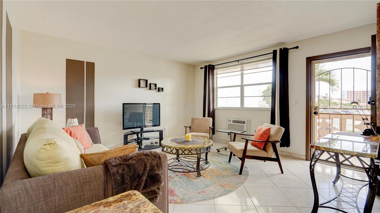 For Sale: $93,500 (1 beds, 1 baths, 688 Square Feet)