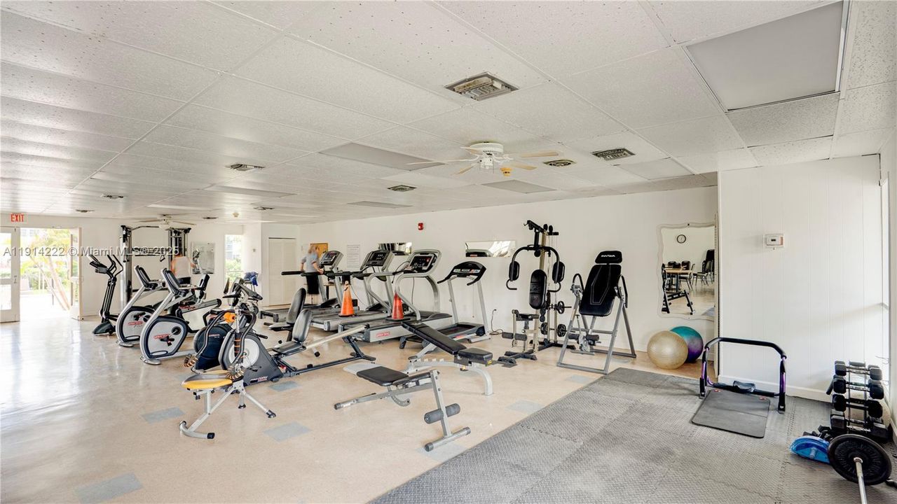 For Sale: $93,500 (1 beds, 1 baths, 688 Square Feet)