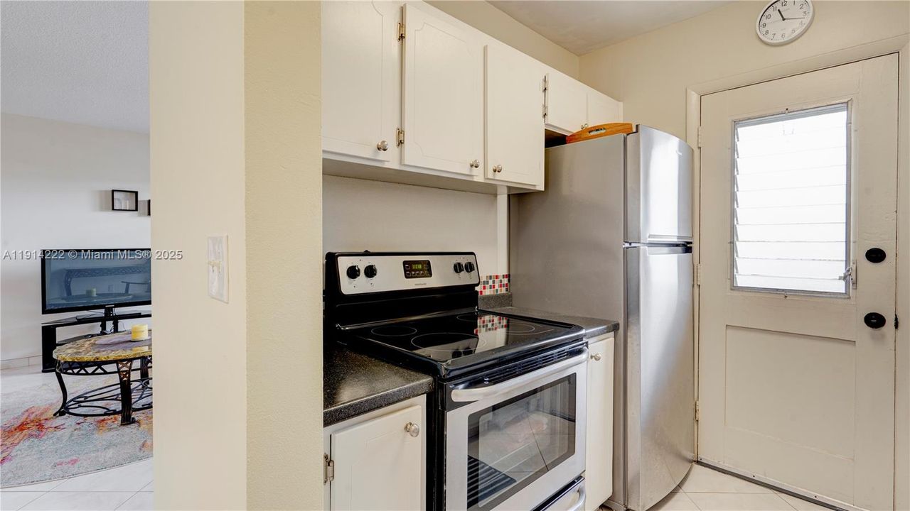 For Sale: $93,500 (1 beds, 1 baths, 688 Square Feet)