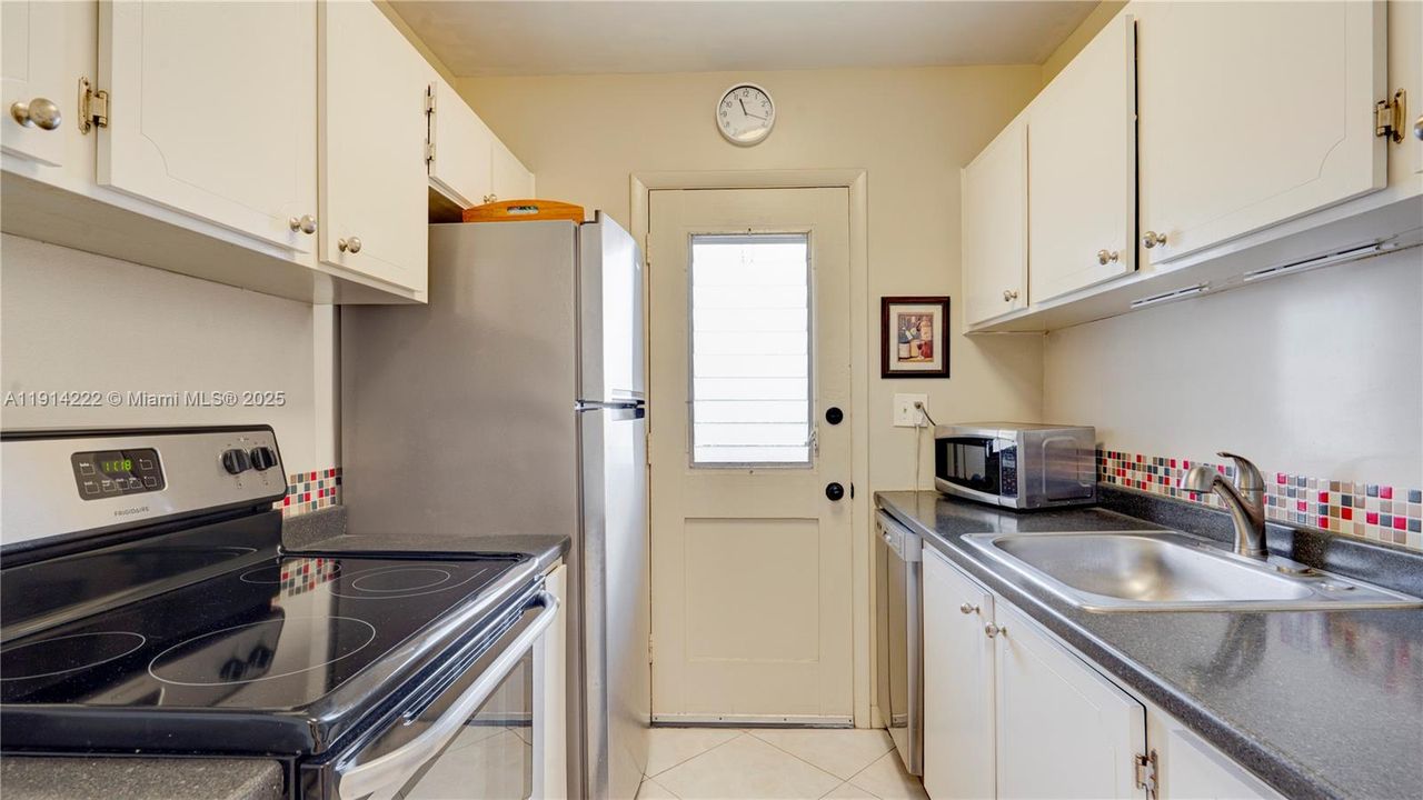 For Sale: $93,500 (1 beds, 1 baths, 688 Square Feet)
