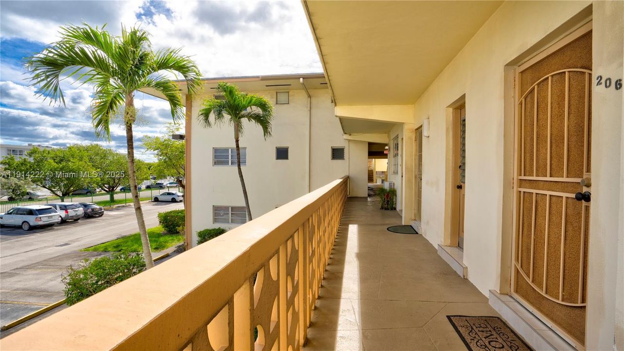 For Sale: $93,500 (1 beds, 1 baths, 688 Square Feet)