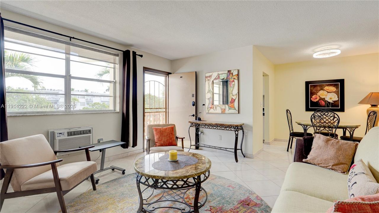 For Sale: $93,500 (1 beds, 1 baths, 688 Square Feet)