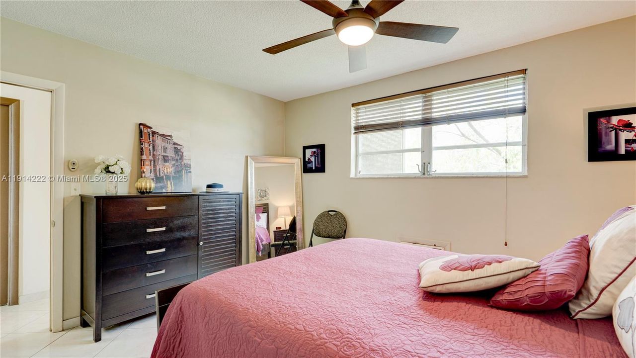 For Sale: $93,500 (1 beds, 1 baths, 688 Square Feet)