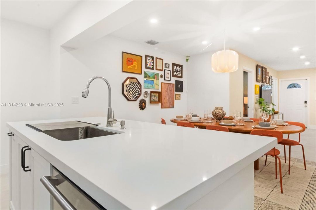 En Venta: $799,000 (4 camas, 3 baños, 1614 Pies cuadrados)