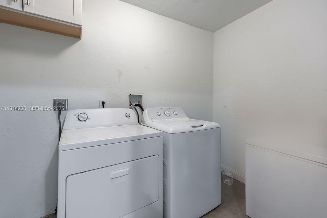 For Sale: $399,999 (3 beds, 2 baths, 1708 Square Feet)