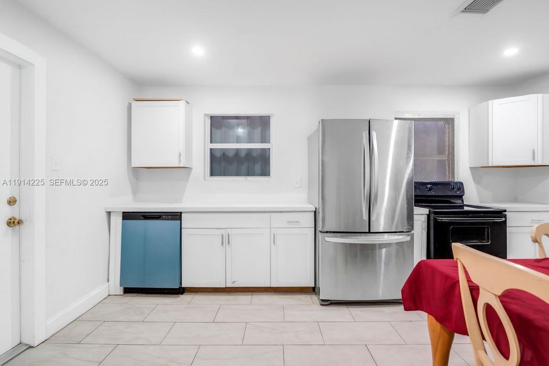 For Sale: $399,999 (3 beds, 2 baths, 1708 Square Feet)