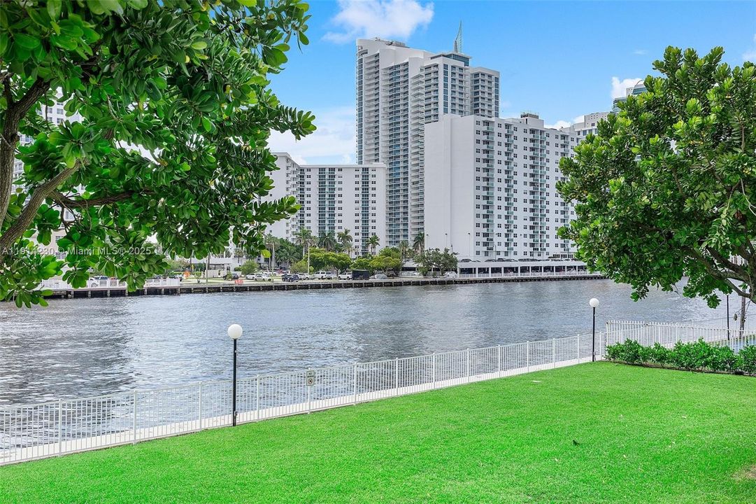 На продажу: $449,000 (2 спален, 2 ванн, 1430 Квадратных фут)