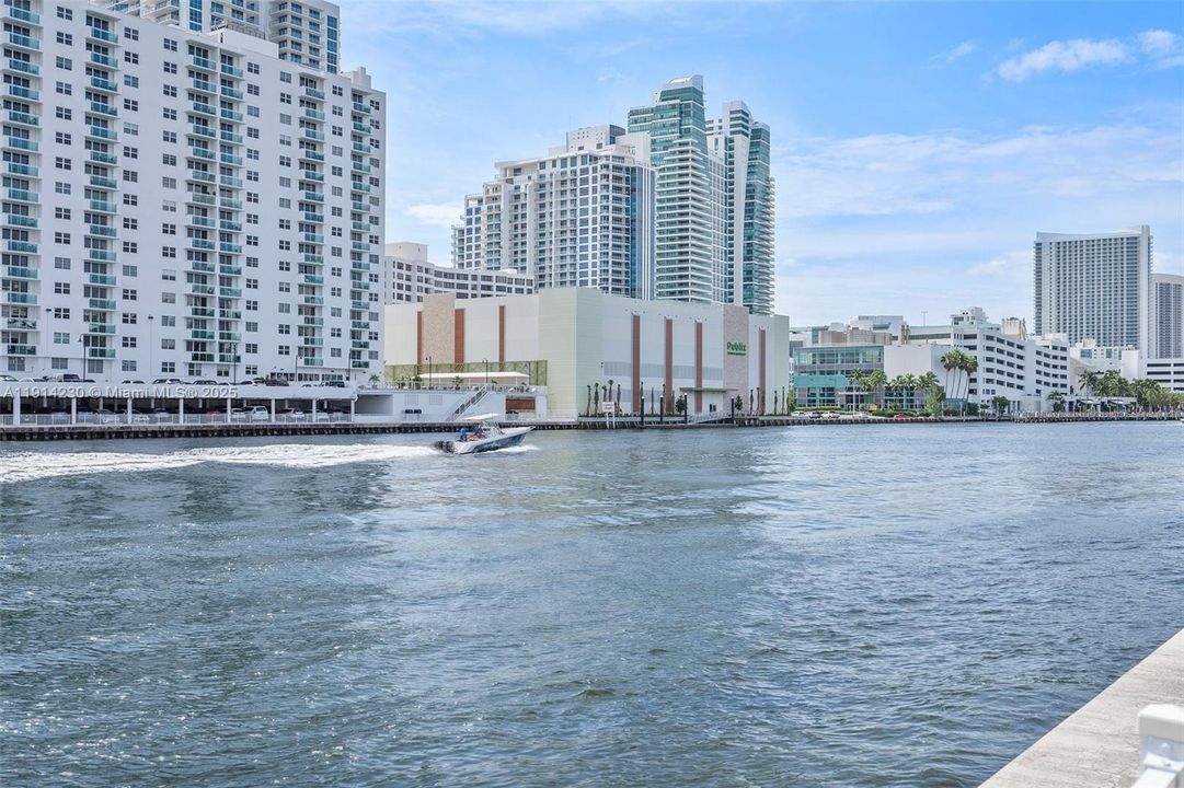 На продажу: $449,000 (2 спален, 2 ванн, 1430 Квадратных фут)