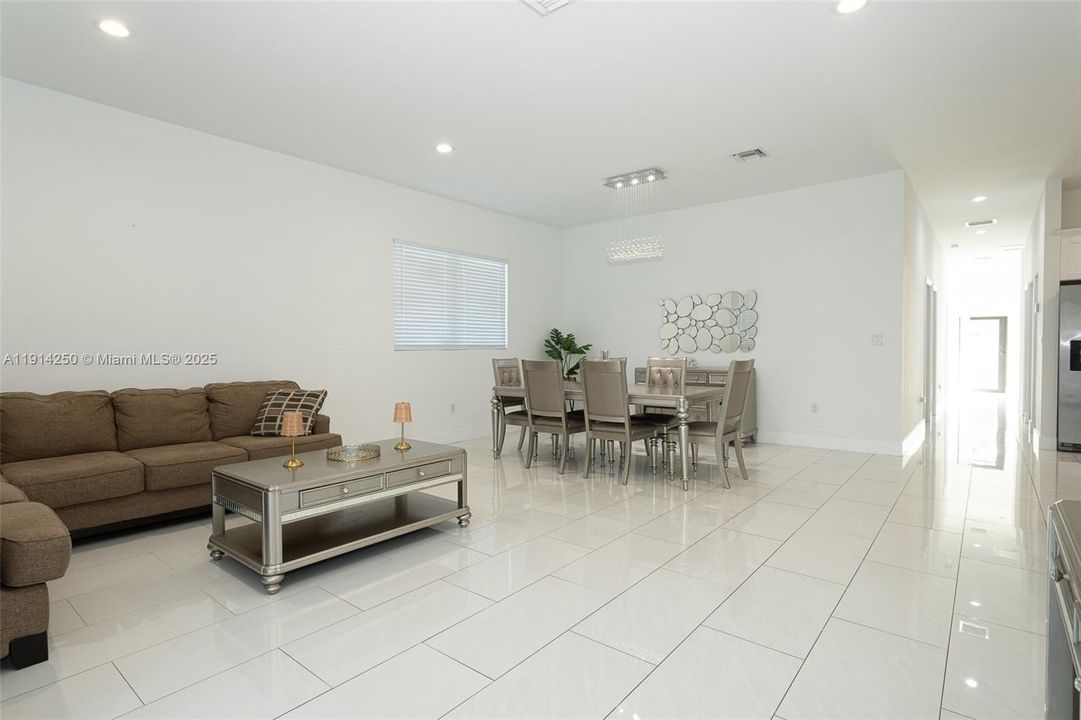 Под контрактом: $590,000 (4 спален, 2 ванн, 2260 Квадратных фут)