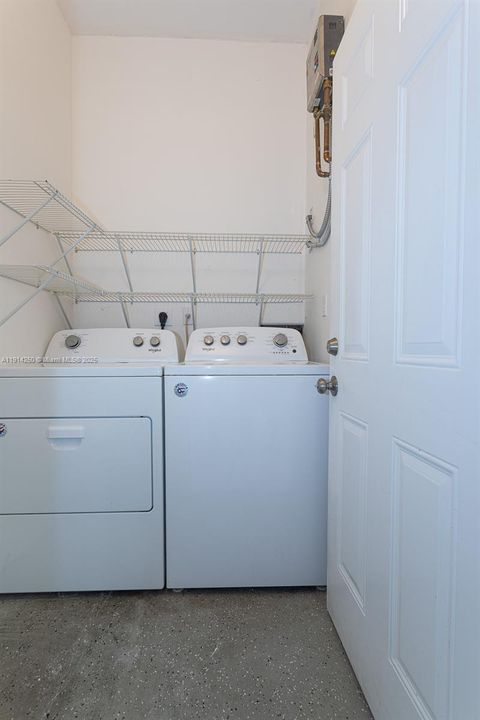 Под контрактом: $590,000 (4 спален, 2 ванн, 2260 Квадратных фут)