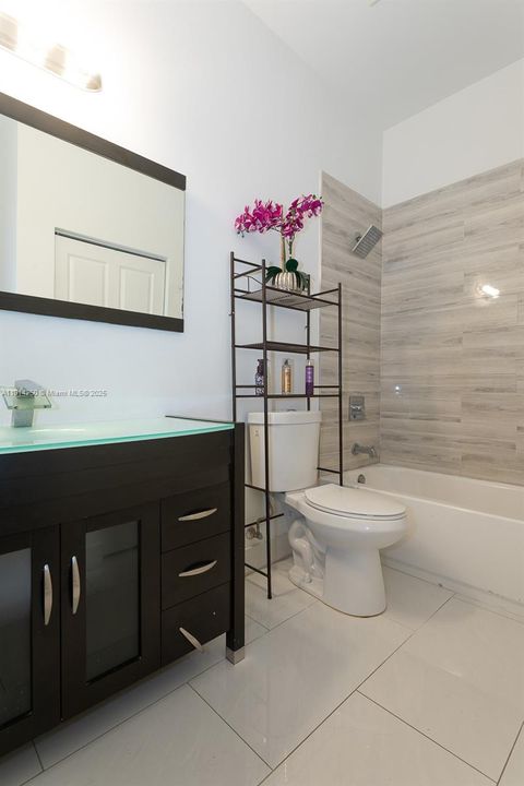 Под контрактом: $590,000 (4 спален, 2 ванн, 2260 Квадратных фут)