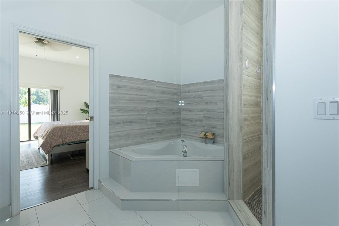 Под контрактом: $590,000 (4 спален, 2 ванн, 2260 Квадратных фут)