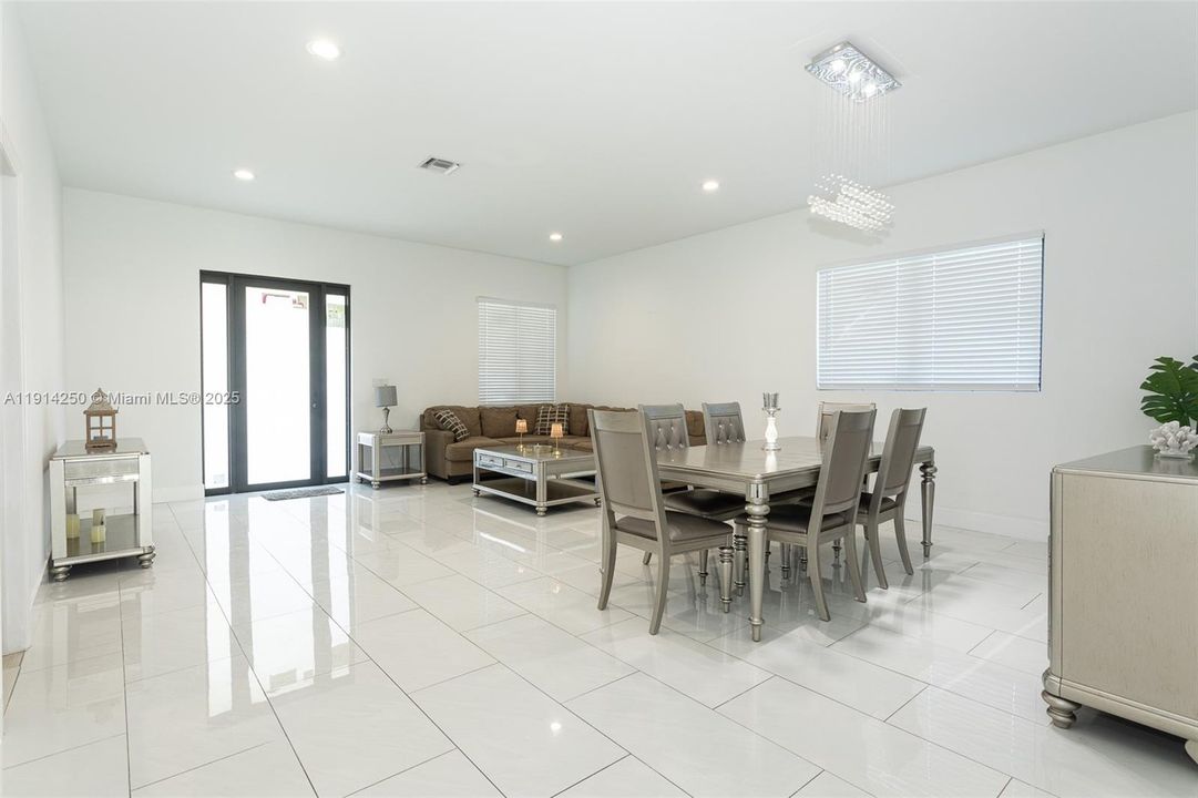 Под контрактом: $590,000 (4 спален, 2 ванн, 2260 Квадратных фут)