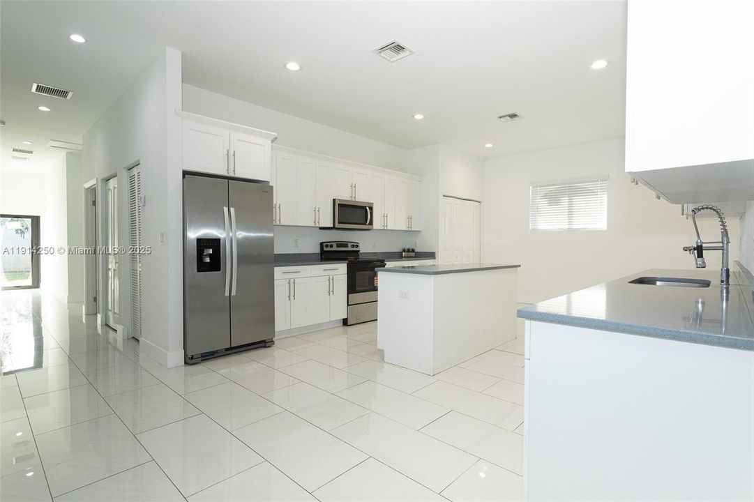 Под контрактом: $590,000 (4 спален, 2 ванн, 2260 Квадратных фут)