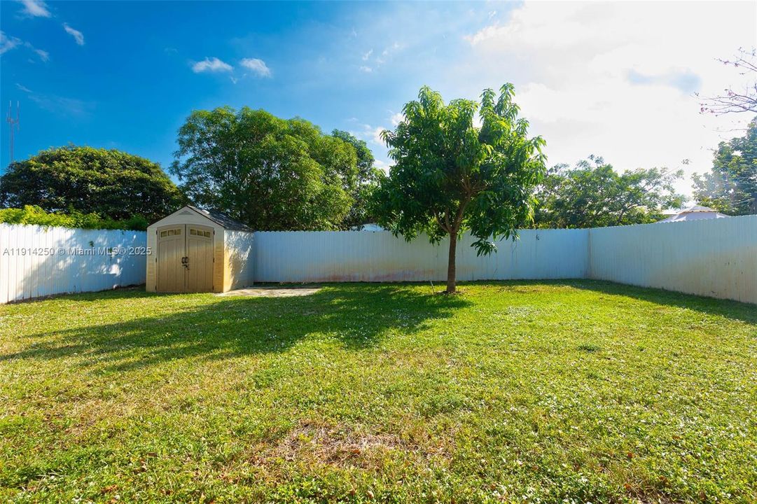 Под контрактом: $590,000 (4 спален, 2 ванн, 2260 Квадратных фут)