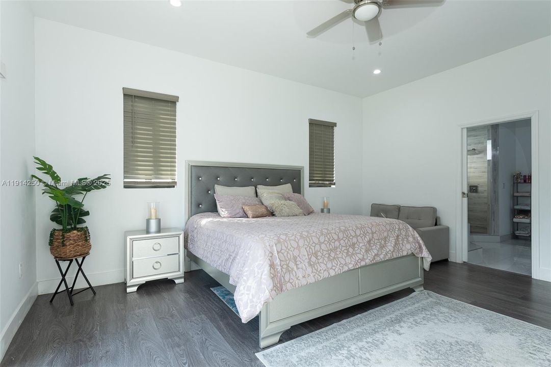 Под контрактом: $590,000 (4 спален, 2 ванн, 2260 Квадратных фут)