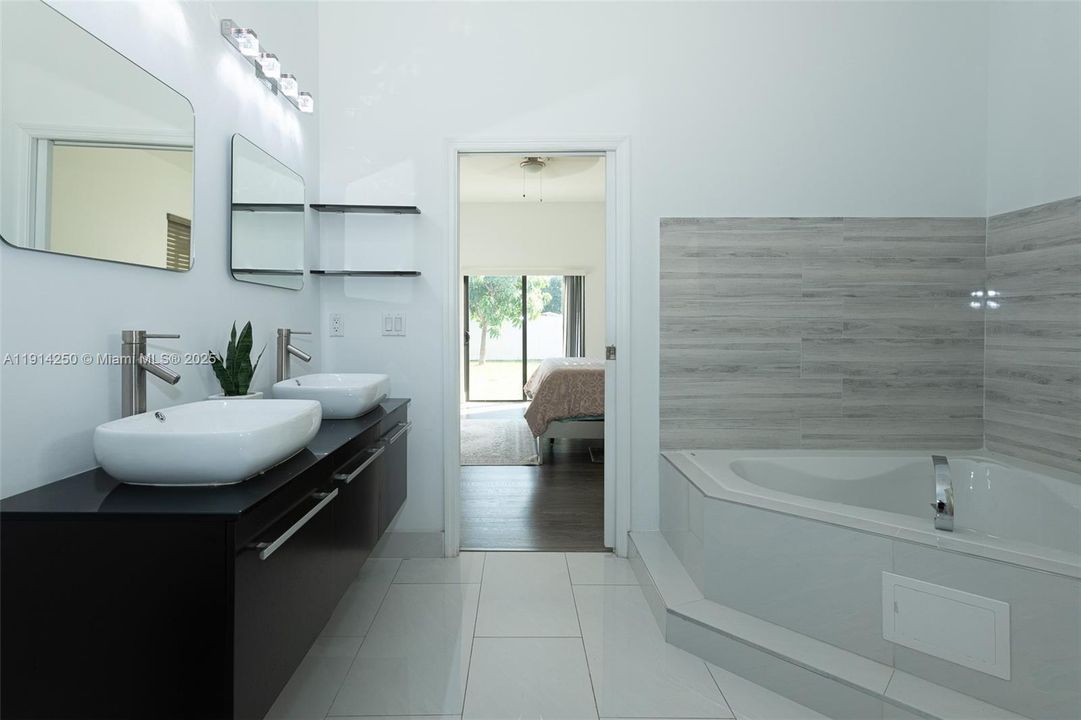 Под контрактом: $590,000 (4 спален, 2 ванн, 2260 Квадратных фут)