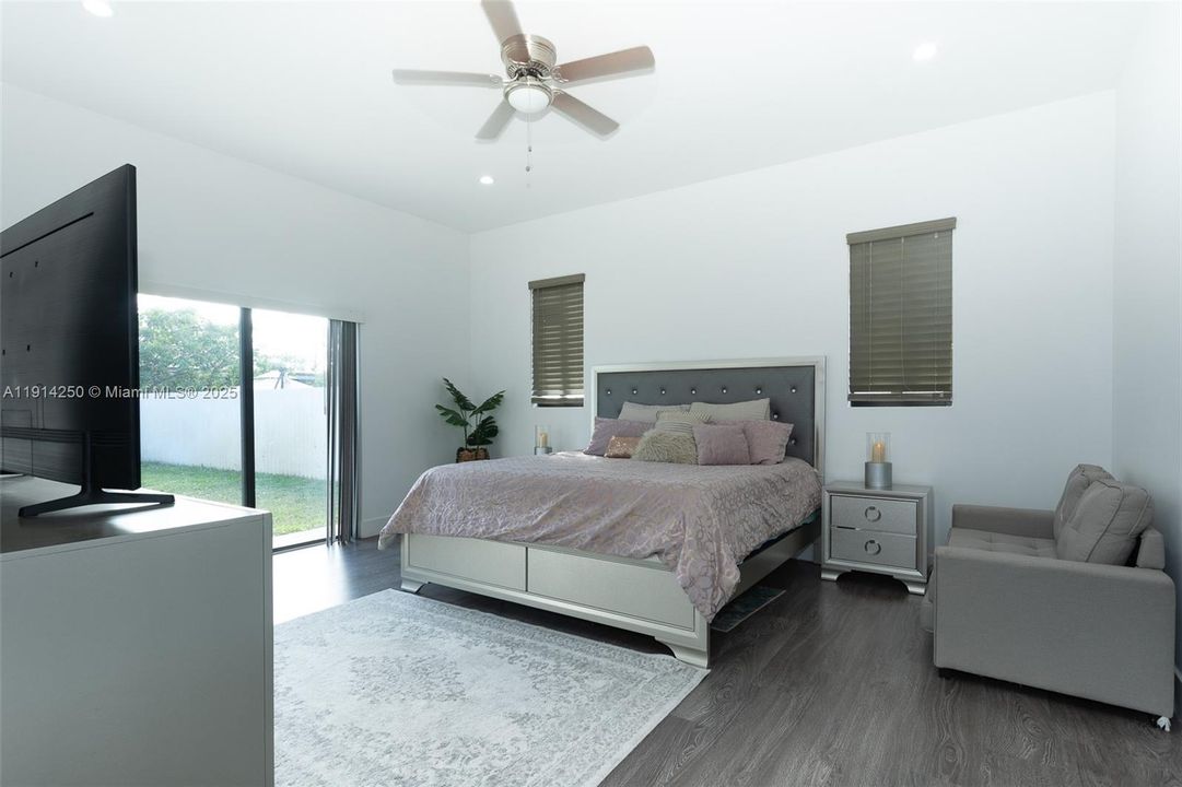 Под контрактом: $590,000 (4 спален, 2 ванн, 2260 Квадратных фут)