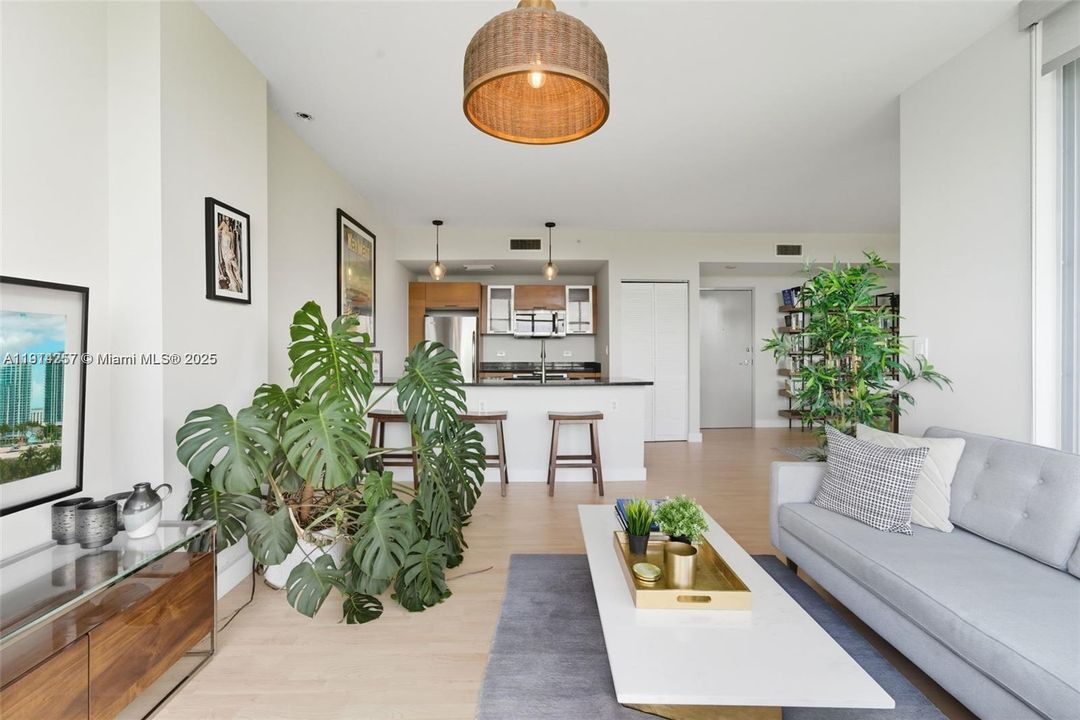 Activo con contrato: $3,500 (1 camas, 1 baños, 802 Pies cuadrados)