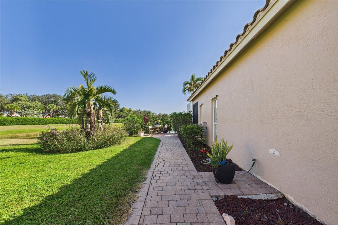 For Sale: $330,000 (2 beds, 2 baths, 1481 Square Feet)