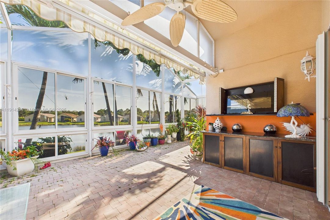 For Sale: $330,000 (2 beds, 2 baths, 1481 Square Feet)