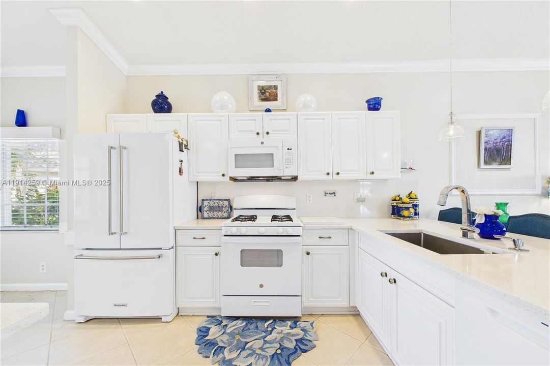 For Sale: $330,000 (2 beds, 2 baths, 1481 Square Feet)