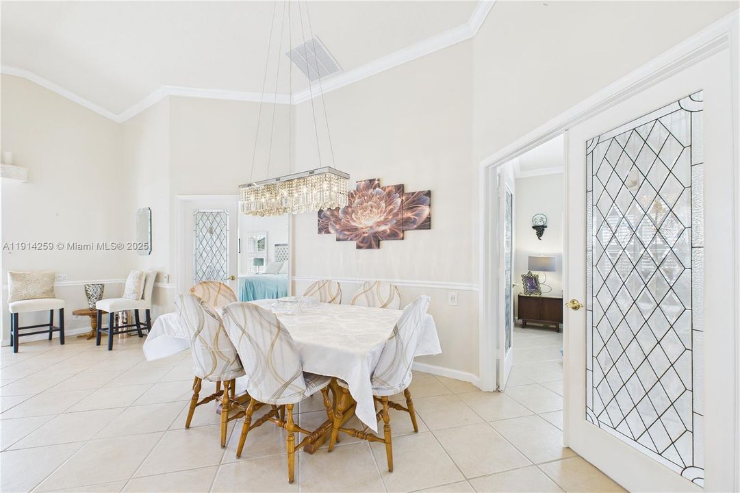 For Sale: $330,000 (2 beds, 2 baths, 1481 Square Feet)