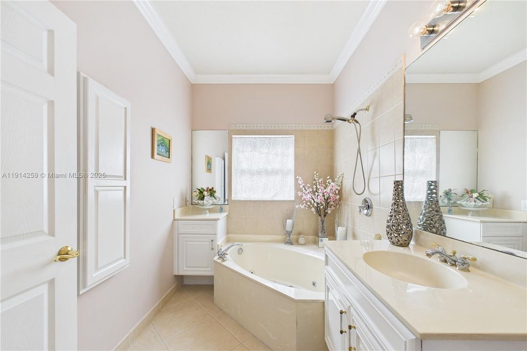 For Sale: $330,000 (2 beds, 2 baths, 1481 Square Feet)