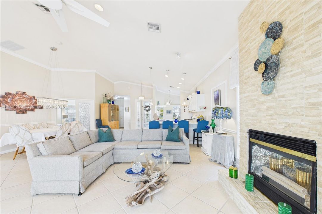 For Sale: $330,000 (2 beds, 2 baths, 1481 Square Feet)